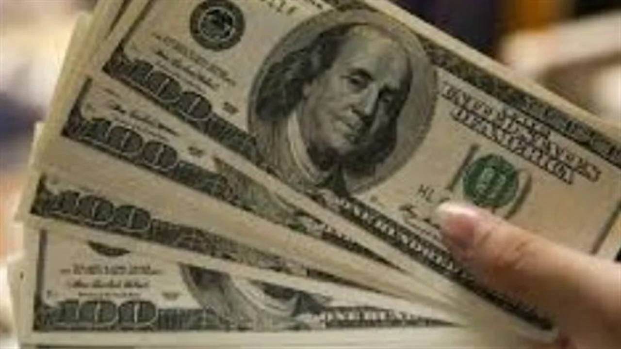 تقلبات العملة.. الدولار يلامس حاجز 53.39 جنيه بختام تعاملات البنك المركزي